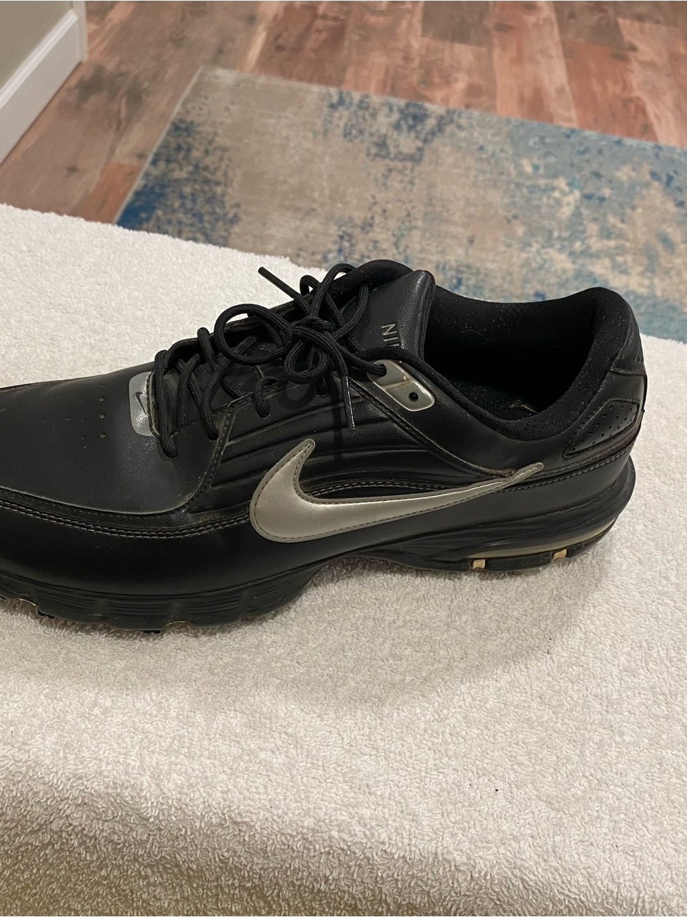 Nike Men's Black Athletic Golf Shoe with Silver Swoosh-size 10 mens